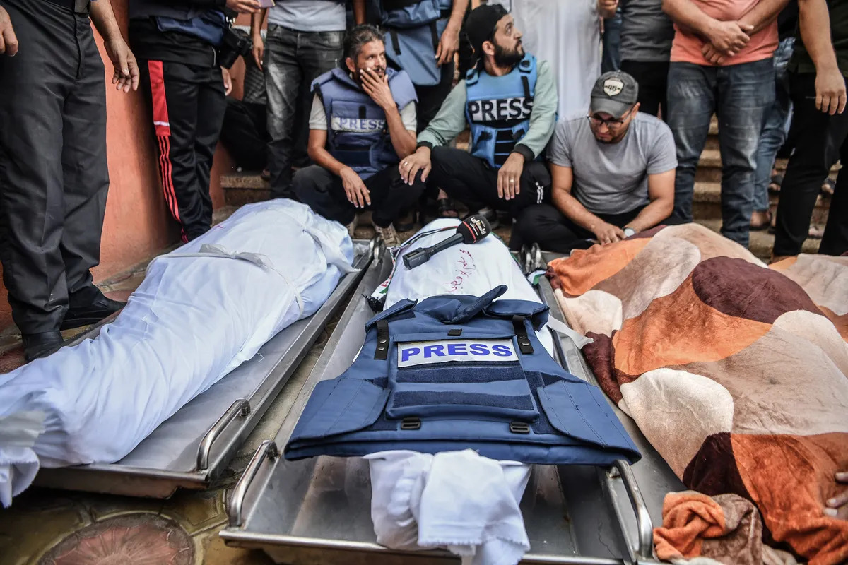 جثامين شهداء صحفيين سقطوا  في غزة (الأناضول)