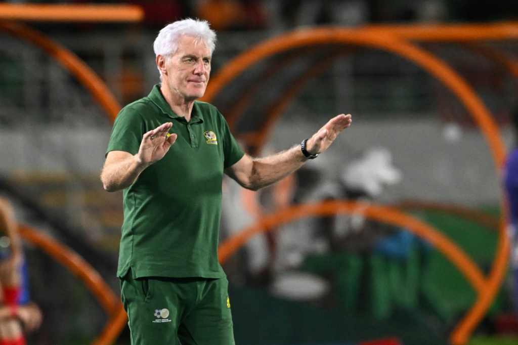 يأمل هوجو بروس مدرب جنوب إفريقيا في إحراز لقب كأس الأمم الإفريقية للمرة الثانية بعد تتويجه مع الكاميرون (ا ف ب)