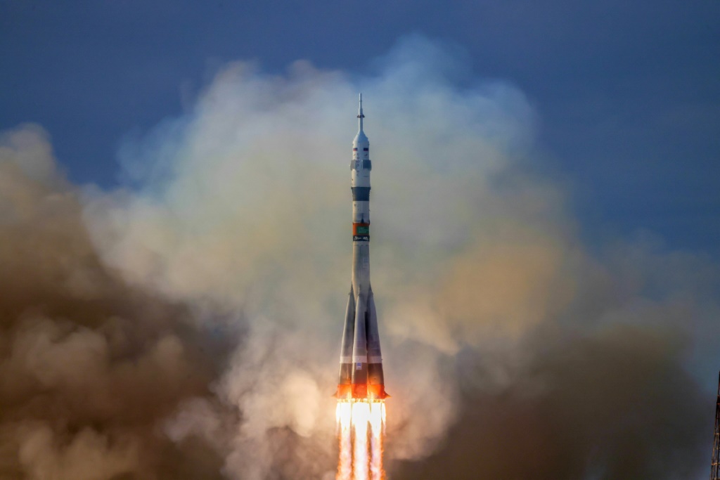 صورة التقطتها وكالة الفضاء الروسية ونشرتها في 23 آذار/مارس 2024 تظهر انطلاق المركبة الفضائية "سويوز إم إس-25" إلى محطة الفضاء الدولية من قاعدة بايكونور الفضائية في كازاخستان (ا ف ب)