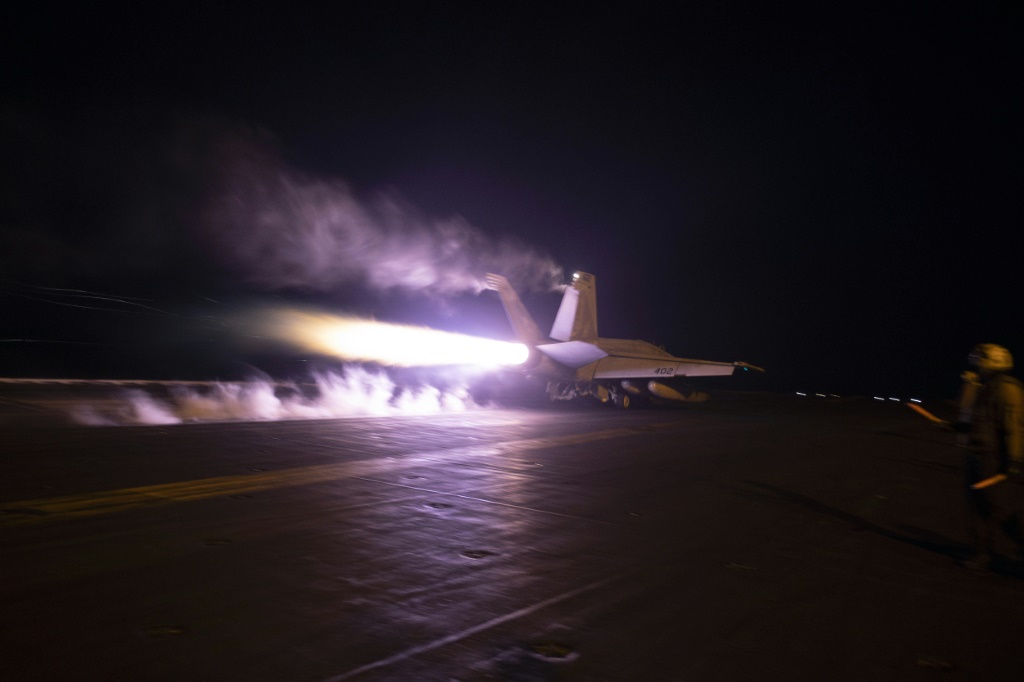صورة نشرتها البحرية الأمريكية تظهر طائرة حربية على سطح حاملة الطائرات يو إس إس دوايت دي أيزنهاور – التي شاركت في العمليات ضد الحوثيين في اليمن – في 22 يناير 2024 (ا ف ب)