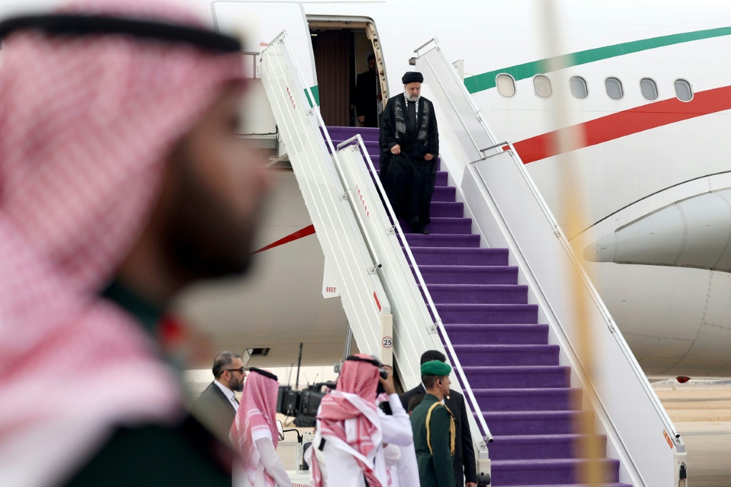 صورة وزعتها الرئاسة الإيرانية تُظهر الرئيس الإيراني ابراهيم رئيسي ينزل من طائرته لحضور القمة العربية الاسلامية المشتركة في الرياض في 11 تشرين الثاني/نوفمبر 2023 (ا ف ب)