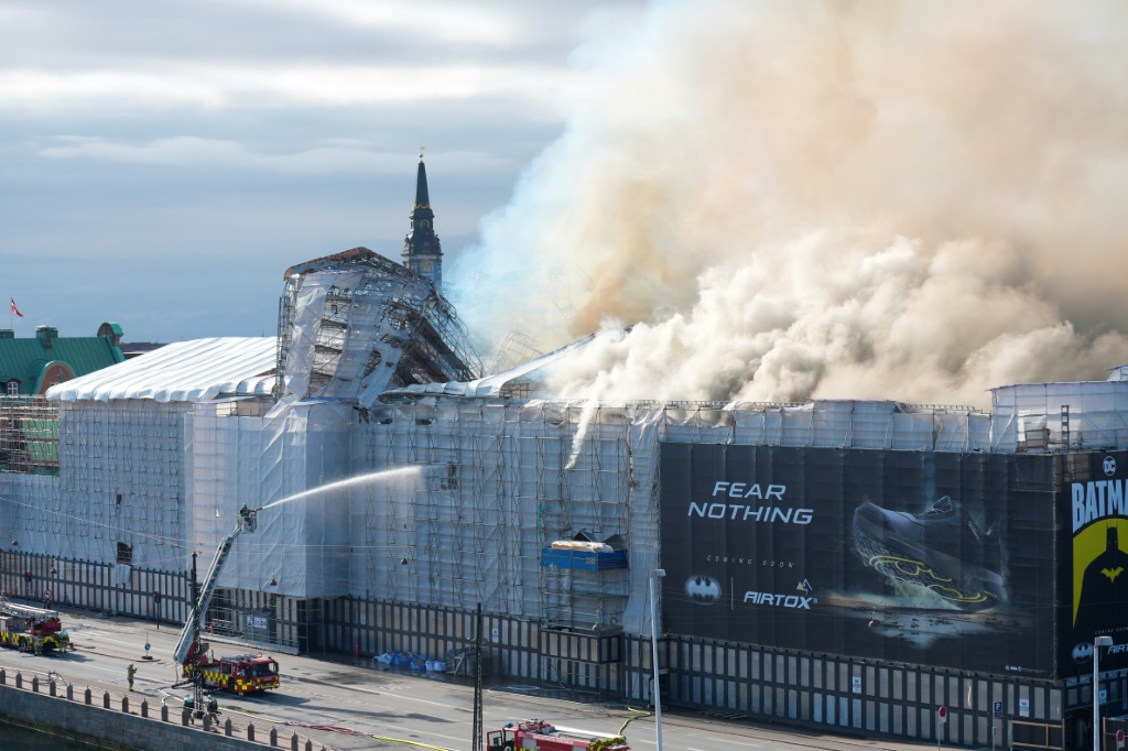 تصاعد الدخان من مبنى بورصة كوبنهاغن جراء حريق اندلع في 16 نيسان/أبريل 2024 (ا ف ب)