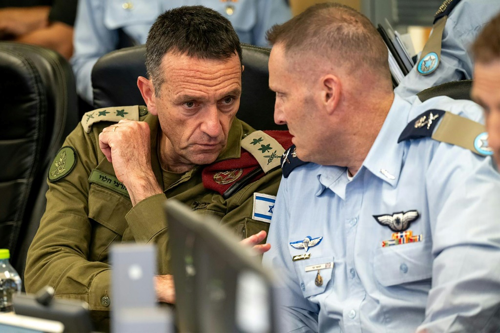 حذر قائد الجيش الإسرائيلي الجنرال هيرتسي هاليفي (يسار) من أن الهجوم الإيراني في نهاية الأسبوع سيقابل برد. (أ ف ب)   
