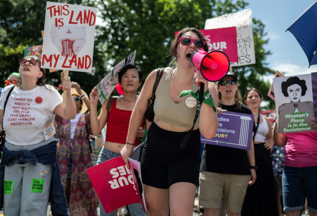متظاهرون من أجل الإجهاض يتجمعون للاحتفال بالذكرى الأولى لحكم المحكمة العليا الأمريكية في قضية دوبس ضد منظمة صحة المرأة في واشنطن العاصمة في 24 يونيو 2023 (ا ف ب)
