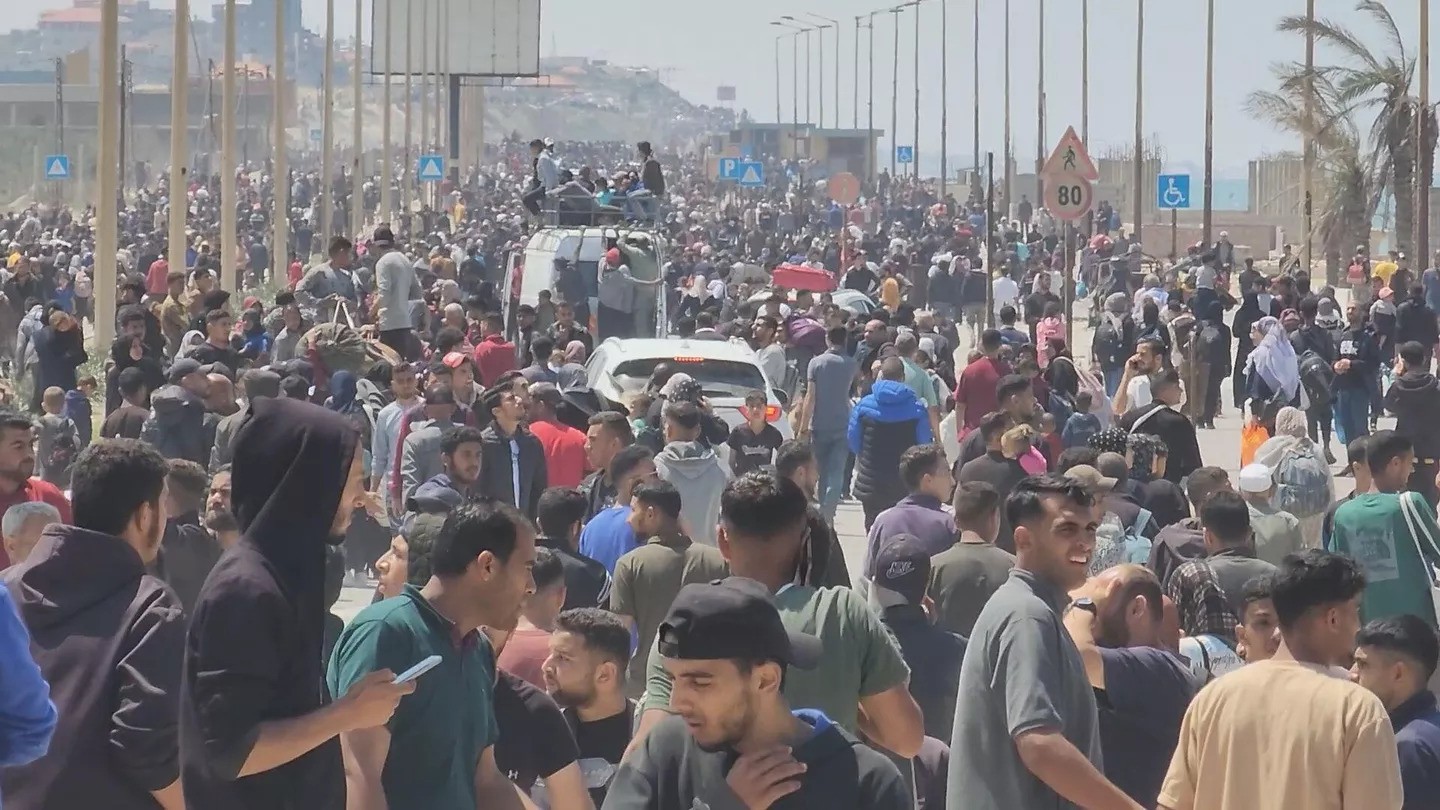 آلاف النازحين يحاولون العودة إلى منازلهم شمالي قطاع غزة والجيش الإسرائيلي يمنعهم بالرصاص (سبوتنيك)