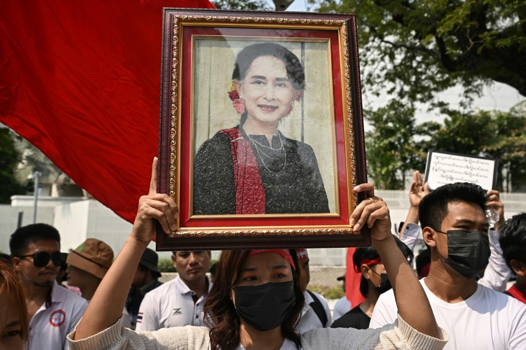 متظاهرون يرفعون صورة للزعيمة البورمية أونغ سان سو تشي خلال احتجاج أمام مكاتب الأمم المتحدة في بانكوك في الأول من شباط/فبراير 2024 (ا ف ب)