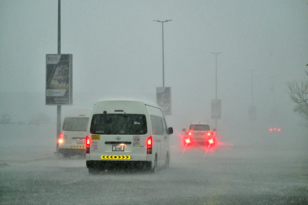 مربكات على طريق أثناء تساقط أمطار غزيرة في دبي في 16 نيسان/أبريل 2024 (ا ف ب)