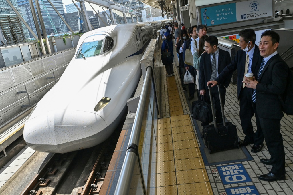 ركاب ينتظرون وصول قطار سريع في محطة طوكيو بتاريخ 17 نيسان/ابريل 2024 (ا ف ب)
