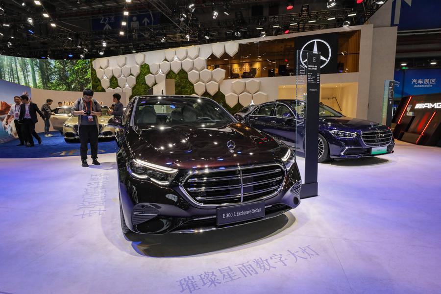 في الصورة الملتقطة يوم 5 نوفمبر 2023، نموذج جديد من سيارات مرسيدس-بنز يعرض خلال معرض الصين الدولي السادس للاستيراد في بلدية شانغهاي بشرقي الصين. (شينخوا)
