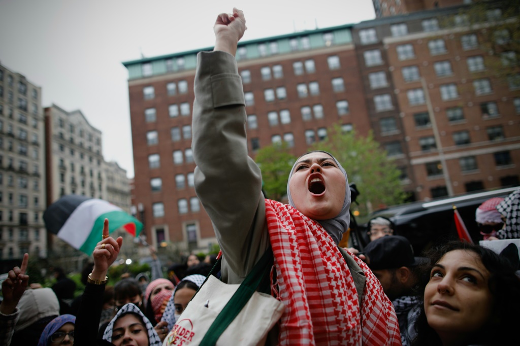 متظاهرون مؤيدون للفلسطينيين في جامعة كولومبيا بنيويورك في 18 نيسان/ابريل 2024 (ا ف ب)