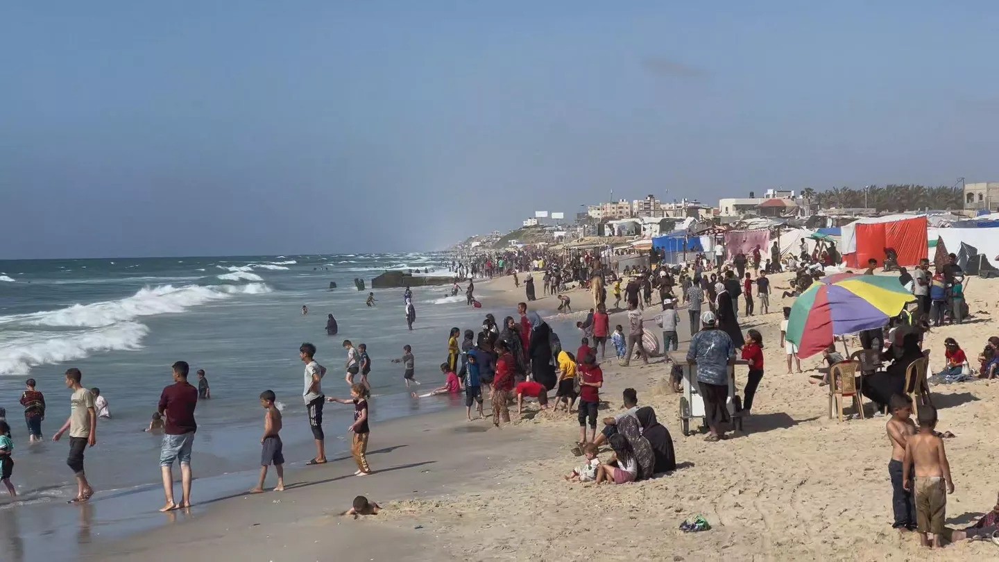 نازحون يلجؤون إلى البحر هربا من جحيم الخيام ومن القصف والدمار في قطاع غزة (سبوتنيك)