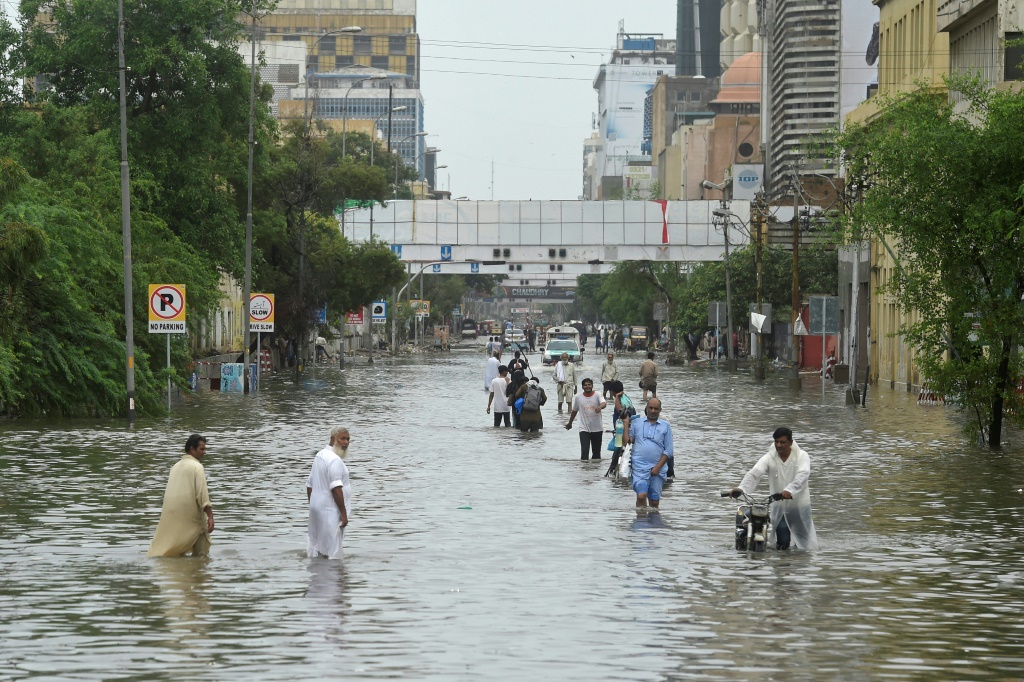 في 2022، توفي قرابة ألفي شخص جراء فيضانات غمرت ثلث البلاد، وتسببت في أضرار تقدر بنحو 30 مليار دولار (أ ف ب)