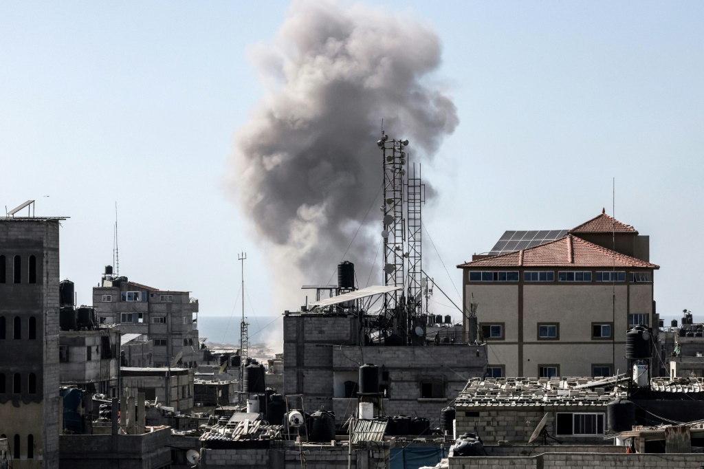 ويتصاعد الدخان فوق رفح حيث تعهدت إسرائيل مرارا بإرسال قوات برية رغم القلق الدولي على المدنيين (ا ف ب)