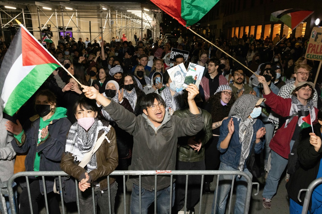 طلاب وناشطون يشاركون في احتجاج داعم للفلسطينيين في حرم جامعة نيويورك مساء 22 نيسان/أبريل 2024 (أ ف ب)   