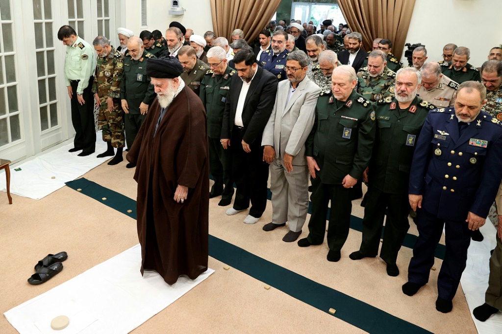 المرشد الأعلى للجمهورية الإسلامية آية الله علي خامنئي يؤم الصلاة خلال استقباله جمعاً من القادة العسكريين في 21 نيسان/أبريل 2024 (أ ف ب)   