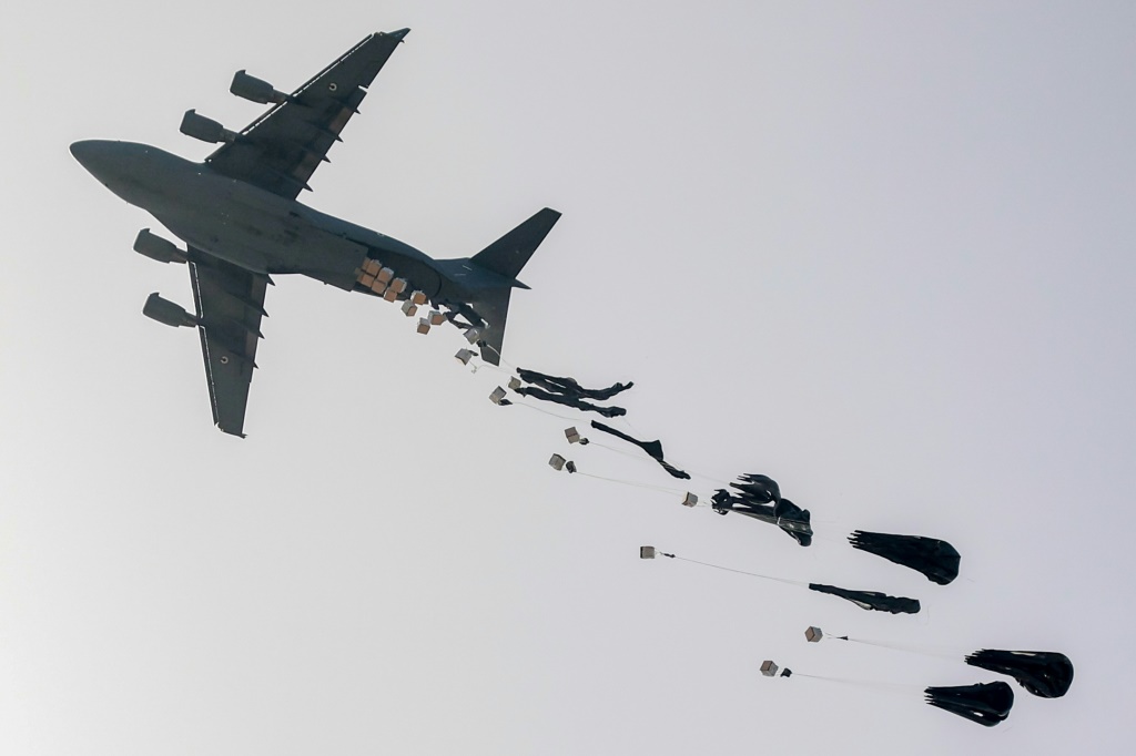  طائرات تسقط مساعدات فوق شمال غزة في 23 نيسان/أبريل 2024 (ا ف ب)