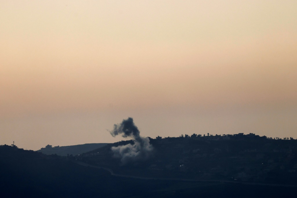  صورة التُقطت من موقع إسرائيلي على طول الحدود مع جنوب لبنان تظهر الدخان يتصاعد فوق قرية العديسة اللبنانية أثناء القصف الإسرائيلي في 22 نيسان/أبريل 2024 (ا ف ب)