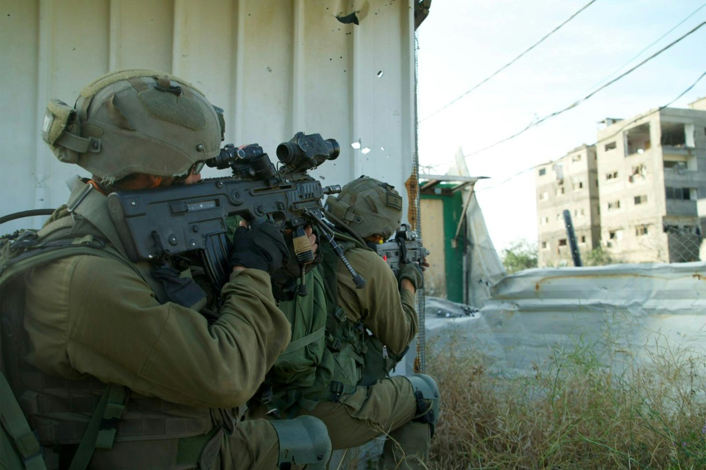 صورة نشرها الجيش الاسرائيلي في 22 نيسان/ابريل 2024 لجنود منتشرين في قطاع غزة (ا ف ب)