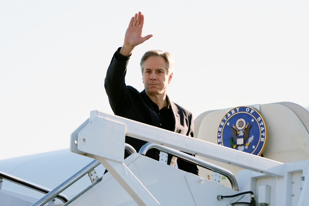وزير الخارجية الأمريكي أنتوني بلينكن يلوح وهو يستقل طائرته في قاعدة أندروز المشتركة في طريقه إلى بكين (ا ف ب)