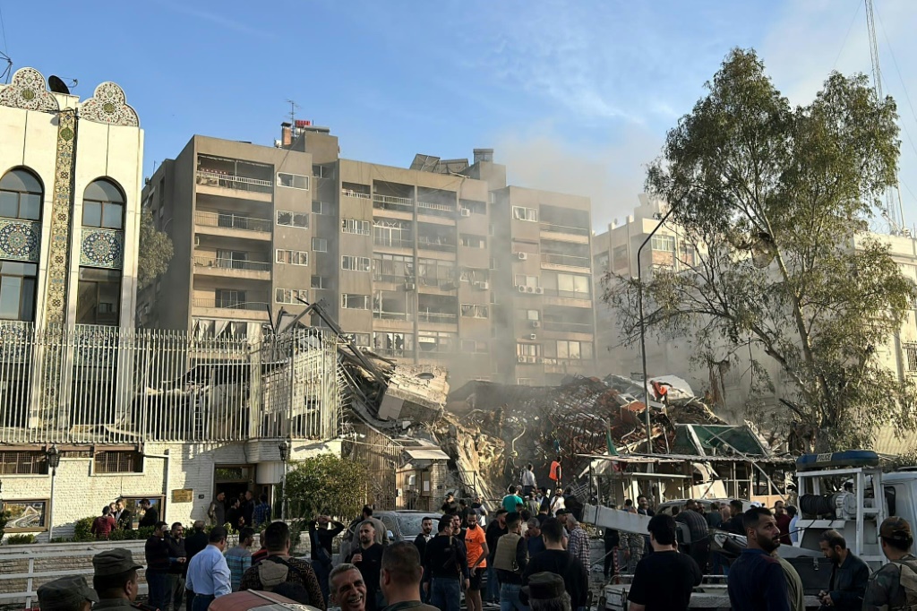 لقطة قرب مبنى القنصلية الإيرانية في دمشق بعد استهدافها بغارة نسبت الى إسرائيل في الأول من نيسان/أبريل 2024 (ا ف ب)