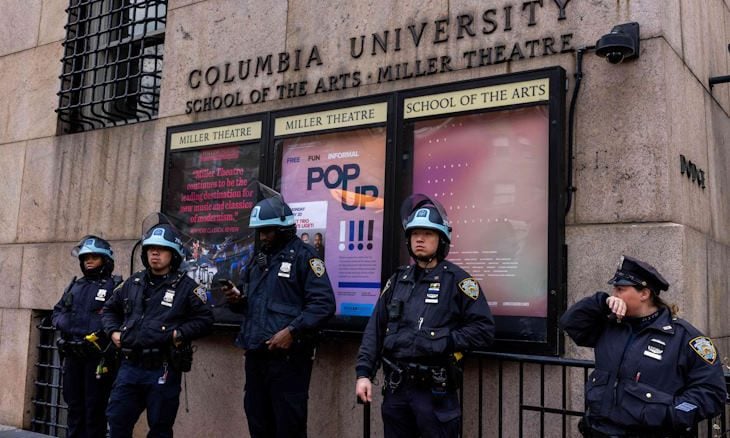 المجلة اعتبرت أن ما فعلته جامعة كولومبيا من خلال استدعاء الشرطة إلى الحرم الجامعي بأنه عمل كان سيئا أدى إلى ردة فعل سلبية على مستوى الولايات المتحدة (أ ف ب)