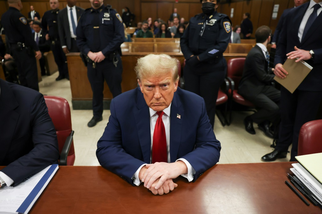دونالد ترامب خلال جلسة من محاكمته في محكمة مانهاتن الجنائية في نيويورك في 23 نيسان/أبريل 2024 (ا ف ب)
