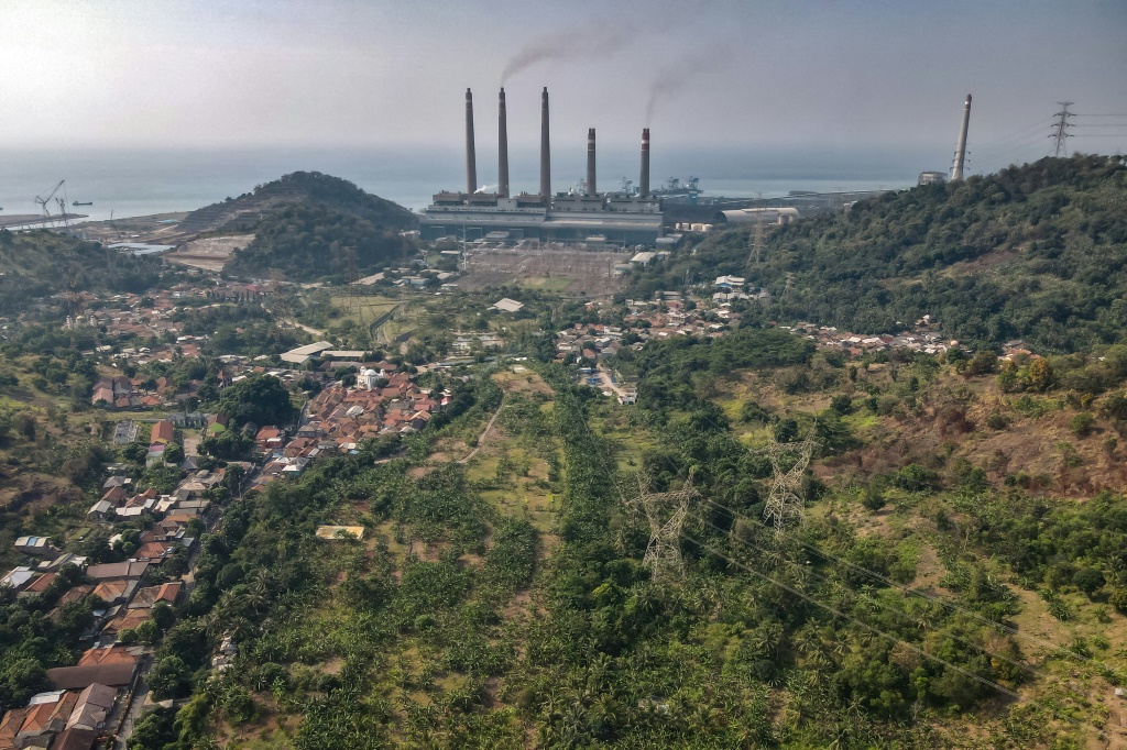 وتزعم المنظمات غير الحكومية أن القرض يهدف إلى تمويل محطة سورالايا للفحم، والتي يجري توسيعها إلى عشر وحدات (أ ف ب)   