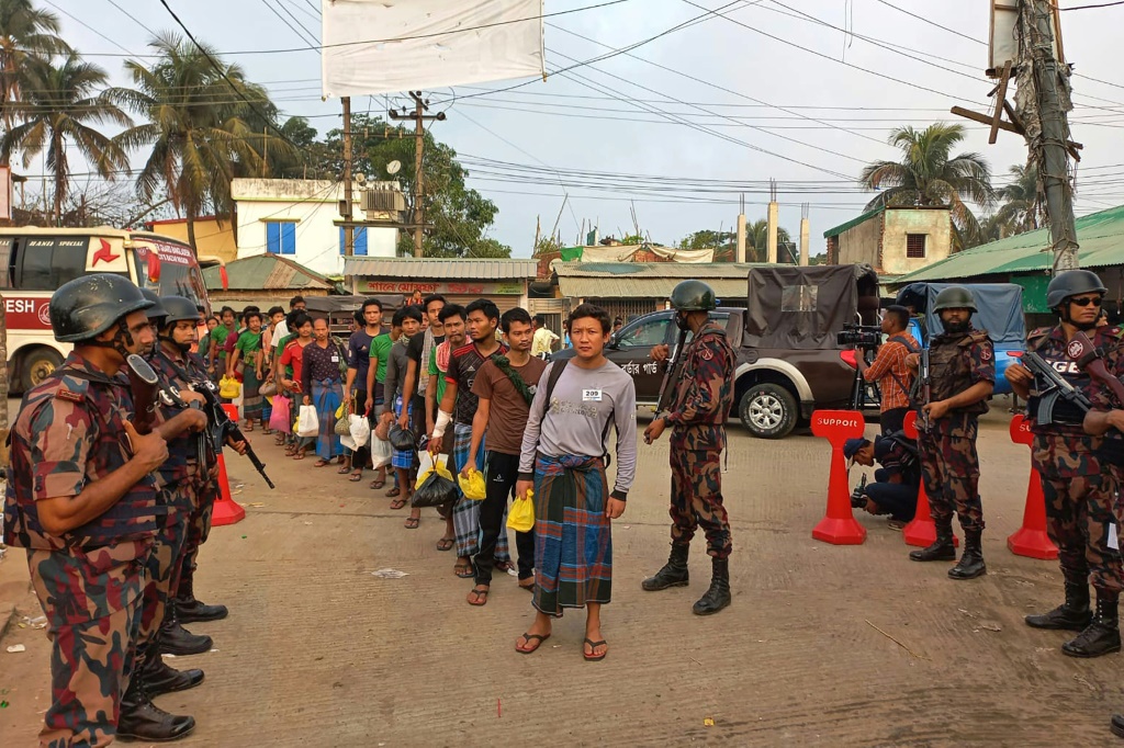 يتم إرسال مواطني ميانمار الذين فروا عبر الحدود إلى بنغلاديش هربًا من الهجمات على المواقع الحدودية إلى وطنهم من كوكس بازار (أ ف ب)   