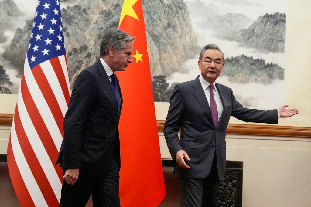 وزير الخارجية الأميركي أنتوني بلينكن (يسار) مع نظيره الصيني وانغ يي خلال لقاء في بيت الضيافة الرسمي في بكين في 26 نيسان/أبريل 2024 (ا ف ب)