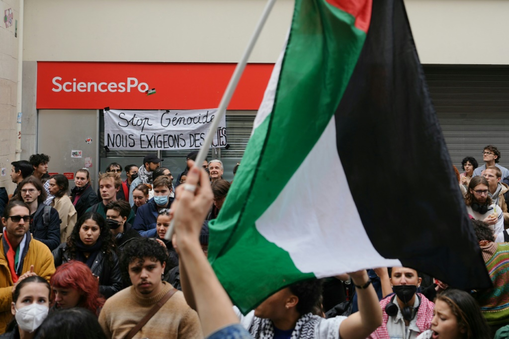 مظاهرة لطلاب مؤيدين للفلسطينيين أمام معهد الدراسات السياسية في باريس في 26 نيسان/أبريل 2024 (أ ف ب)