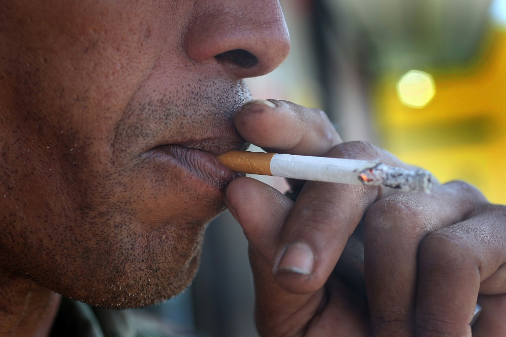 شخص يدخن سيجارة بنكهة المنثول في ميامي بتاريخ 30 آذار/مارس 2010 (ا ف ب)
