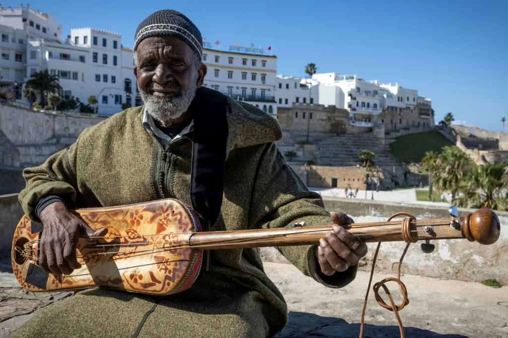  صورة التقطت في مدينة طنجة القديمة في 23 نيسان/أبريل 2024 لفنان موسيقى كناوة المغربي عبد الله الكورد (77 عاماً) (ا ف ب)