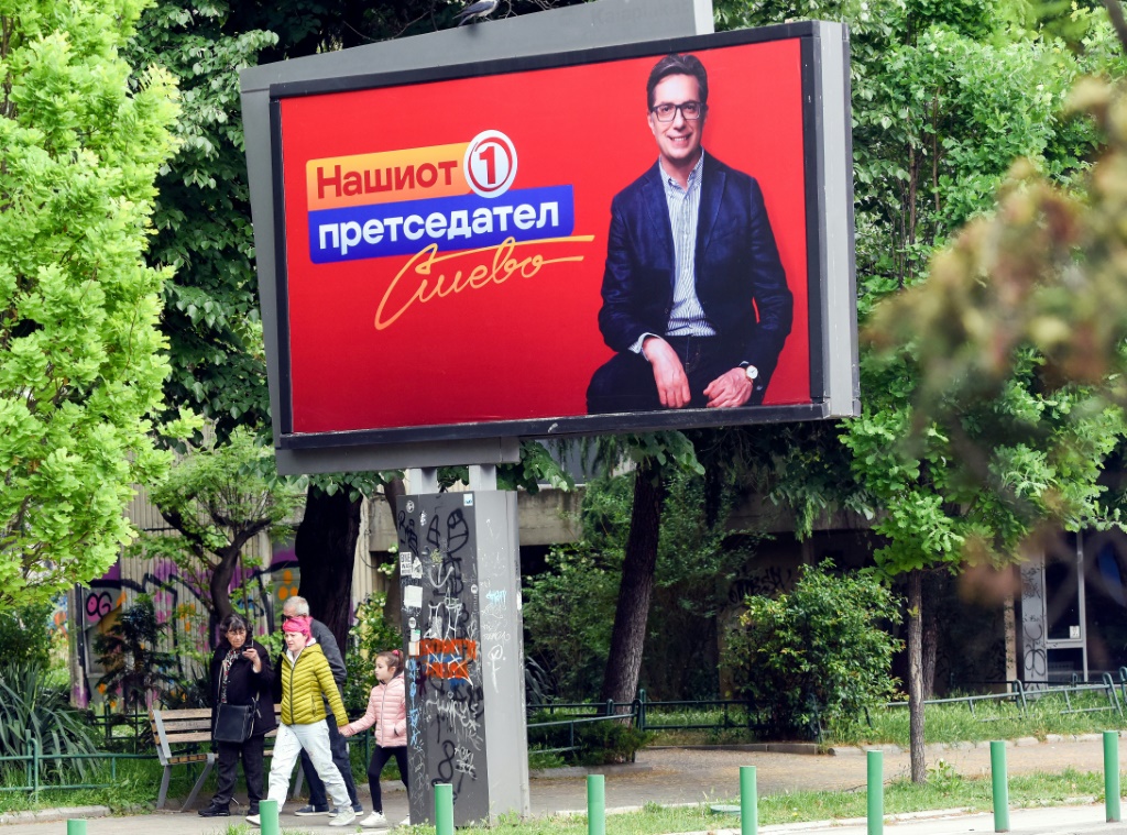 ملصق لحملة ستيفو بينداروفسكي الرئيس الديموقراطي الاشتراكي الذي يترشح لإعادة انتخابه، في سكوبيي عاصمة مقدونيا الشمالية في 19 نيسان/أبريل 2024 (ا ف ب)