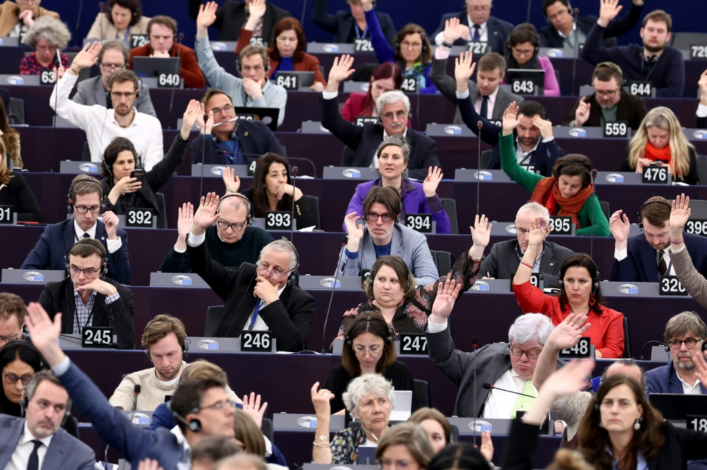 أعضاء في البرلمان الأوروبي يصوّتون خلال جلسة عامة في ستراسبورغ في 23 نيسان/أبريل 2024 (ا ف ب)