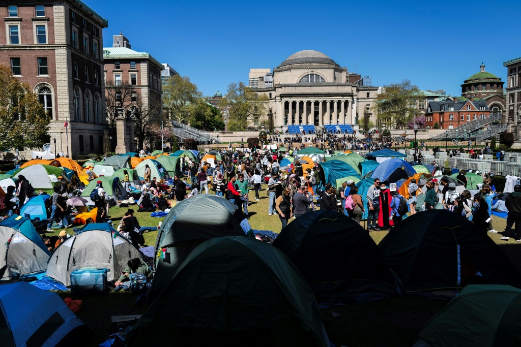 أشخاص يتجمعون في حرم جامعة كولومبيا الذي يحتله متظاهرون مؤيدون للفلسطينيين في نيويورك في 22 أبريل 2024 (ا ف ب)