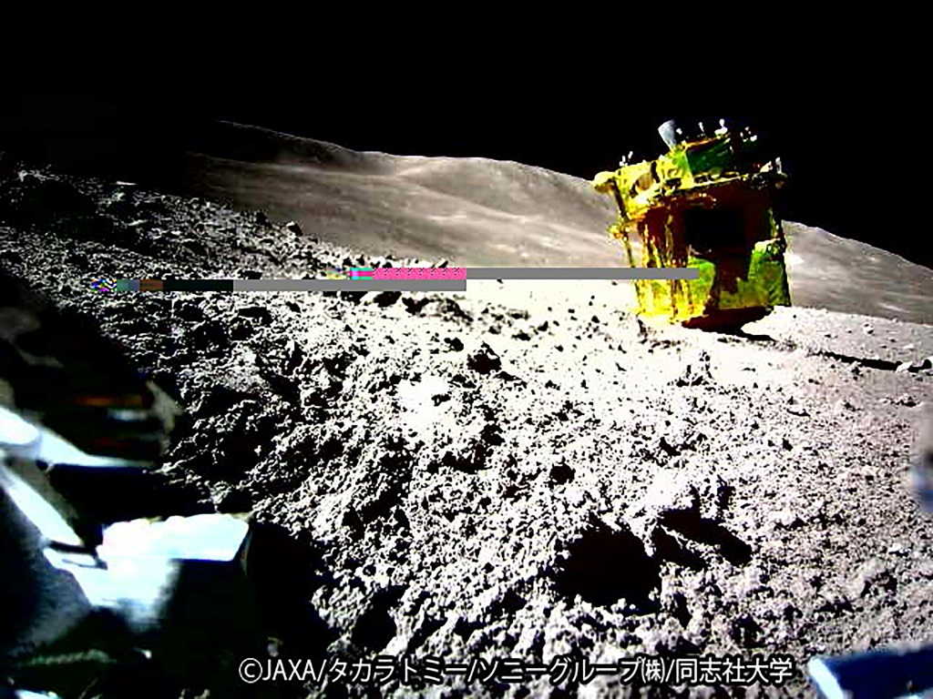 صورة نشرتها في 25 كانون الثاني/يناير 2024 وكالة الفضاء اليابانية (جاكسا) لسطح القمر التقطها وبثها المسبار "سورا-كيو" بعد هبوط مركبة "سليم" ("مركبة الهبوط الذكية لاستكشاف القمر") التي تحمله على سطح القمر في 20 كانون الثاني/يناير 2024 (أ ف ب)   