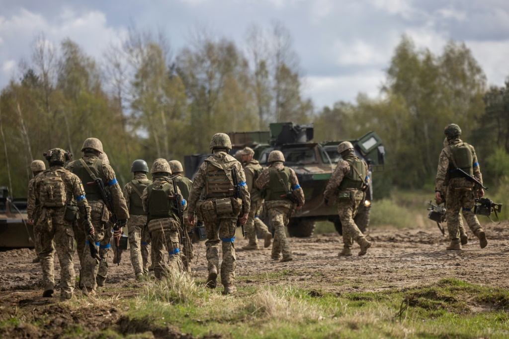جنود أوكرانيون يتدربون في بولندا في 4 أبريل 2024 (أ ف ب)   