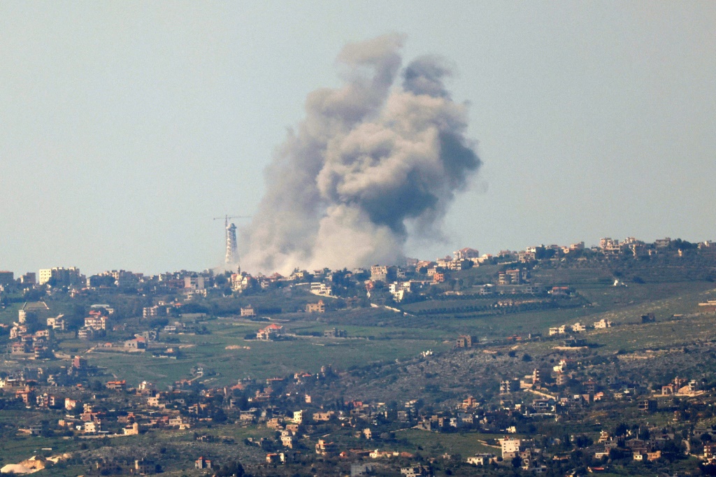 غداة مقتل سيدة وطفلة لبنانيتين في غارة إسرائيلية دمرت منزلا في بلدة بالجنوب، تبادل حزب الله وإسرائيل، الأربعاء، القصف على مواقع وبلدات حدودية (أ ف ب)