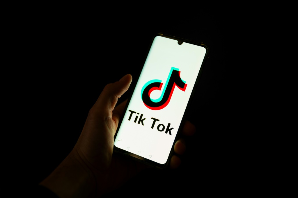 أعرب مسؤولون أمريكيون وغربيون آخرون عن قلقهم بشأن شعبية تطبيق TikTok بين الشباب، زاعمين أنه يسمح لبكين بجمع البيانات والتجسس على المستخدمين (أ ف ب)   
