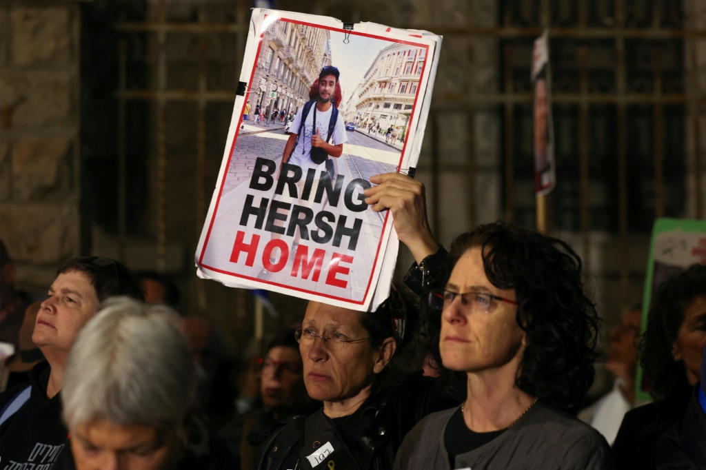 متظاهرون يرفعون ملصقًا لهيرش غولدبرغ بولين في مسيرة هذا الأسبوع في القدس للمطالبة باتخاذ إجراءات لإنقاذ الرهائن المتبقين في غزة (أ ف ب)   