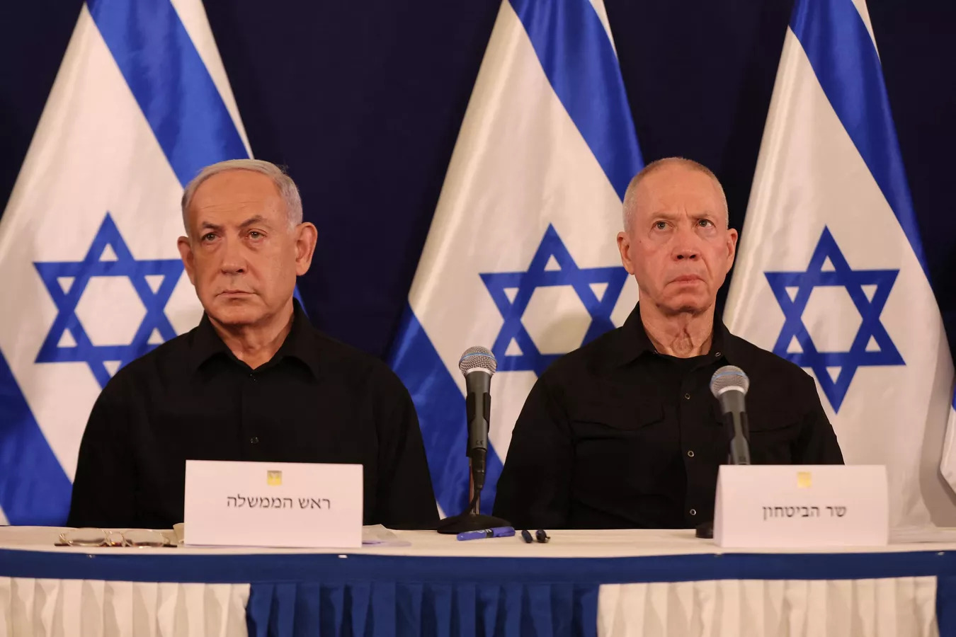 رئيس الوزراء الإسرائيلي بنيامين نتنياهو ووزير دفاعه يوآف غالانت (أ ف ب)